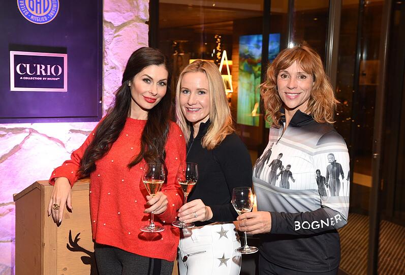 Jeannette Graf, Ophelia Blaimer und Carin C. Tietze - zunächst noch im sportlich-lässigen Look...