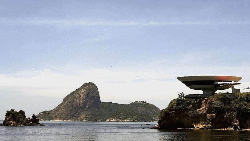Ein bisschen wie ein Ufo sieht das Museum für Gegenwartskunst aus - es ist ein Muss für jeden, der die architektonischen Meisterwerke von Oscar Niemeyer sehen will. Ein bisschen wie ein Ufo sieht das Museum für Gegenwartskunst aus - es ist ein Muss für jeden, der die architektonischen Meisterwerke von Oscar Niemeyer sehen will.