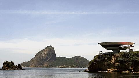 Ein bisschen wie ein Ufo sieht das Museum für Gegenwartskunst aus - es ist ein Muss für jeden, der die architektonischen Meisterwerke von Oscar Niemeyer sehen will.