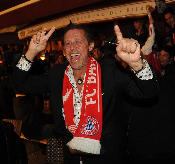 So ausgelassen feiern die Fans auf der Leopoldstraße den Bayern-Sieg. Die Bilder