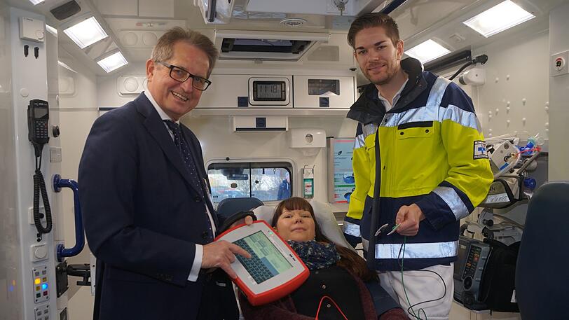 Dietmar Pawlik (Geschäftsführer des Städtischen Klinikums), Ann-Sophie, Daniel Gerber vom Rettungsdienst mit dem NIDA-Pad.