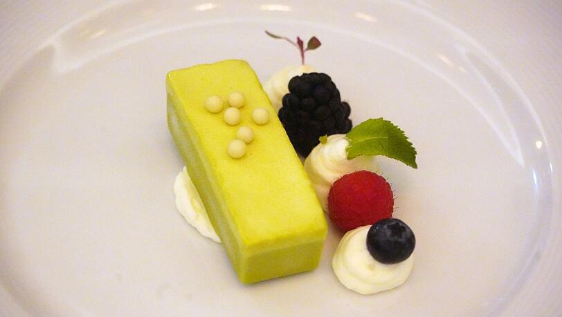 5. Gang: Matcha und weiße Schokolade. 5. Gang: Matcha und weiße Schokolade.