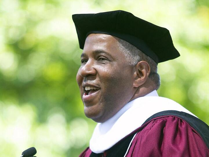 Robert F. Smith, Unternehmer aus den USA, verkündete die Übernahme von Studentenkrediten.