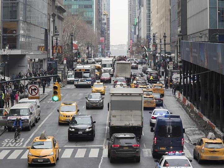 Der Verkehr staut sich auf der 42nd Street in New York. Gesetze für eine umweltfreundlichere Taxiflotte in New York haben tatsächlich zu einer besseren Luft geführt.