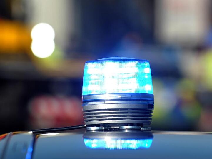 Das Blaulicht eines Streifenwagens der Polizei leucht auf. Foto: picture alliance/Stefan Puchner/dpa/Symbolbild