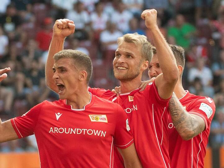 Grischa Prömel (l-r), Sebastian Andersson und Robert Andrich feiern das erste Union-Tor der Bundesliga-Geschichte.