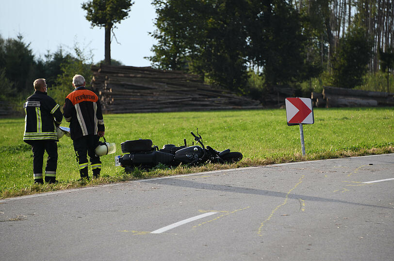 Aus bisher ungeklärten Ursachen kam der Motorradfahrer von seiner Fahrspur ab und geriet auf die Gegenfahrbahn.