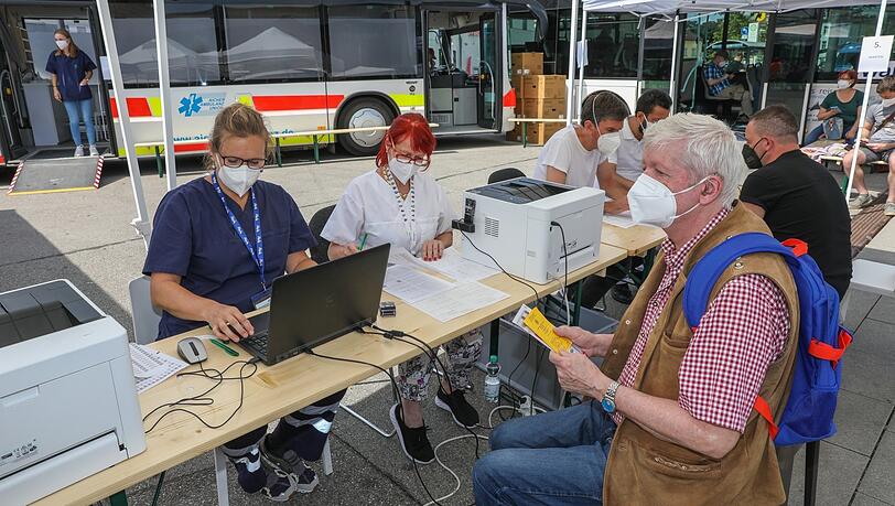 Nach dem Check-Ín bei den Ärztinnen Ilka Kollmann und Irene Rühlemann bekommen die Impfgäste im Bus das Vakzin. Nach dem Check-Ín bei den Ärztinnen Ilka Kollmann und Irene Rühlemann bekommen die Impfgäste im Bus das Vakzin.