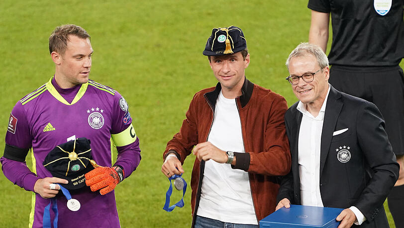 Wie Manuel Neuer (.) auch schon Mitglied im Club der 100er: Thomas Müller (M.). Wie Manuel Neuer (.) auch schon Mitglied im Club der 100er: Thomas Müller (M.).