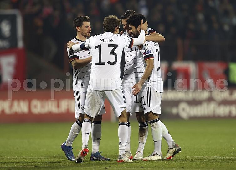 Ilkay Gündogan (r) bejubelt sein Tor zum 3:0 mit seinen Mannschaftskollegen.