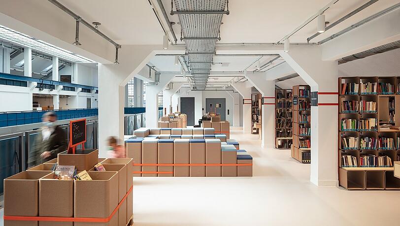 In der historischen Halle E des neuen Kulturzentrums HP8: Die Umgänge der Open Library der Stadtbibliothek.