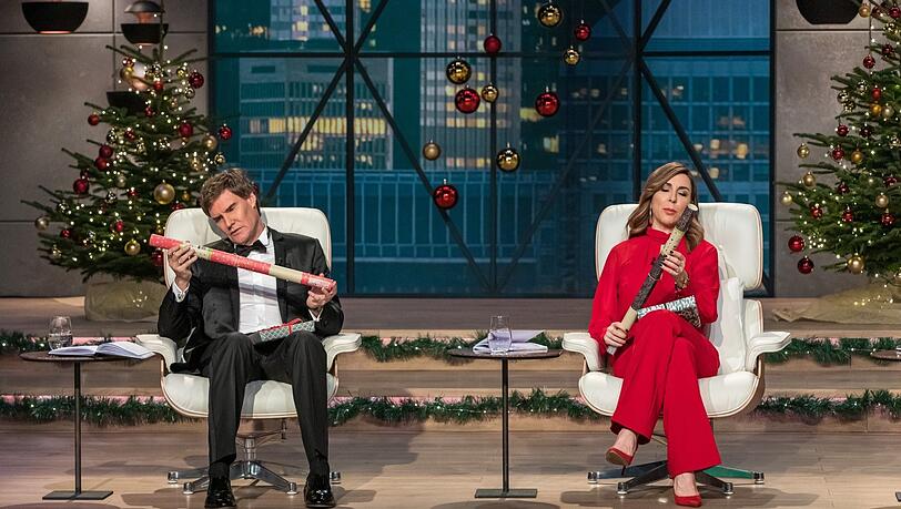 Lange überlegen die Juroren Carsten Maschmeyer und Judith Williams nicht: Sie inspizieren das Gras-Geschenkpapier, das die Start-up-Gründerinnen mitgebracht haben - und investieren 100.000 Euro. Lange überlegen die Juroren Carsten Maschmeyer und Judith Williams nicht: Sie inspizieren das Gras-Geschenkpapier, das die Start-up-Gründerinnen mitgebracht haben - und investieren 100.000 Euro.