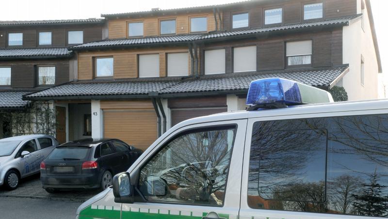 Das erste Foto aus dem Krankenhaus: Polizeichef Alois Mannichl ist nach der brutalen Gewaltattacke bereits auf dem Weg der Besserung. Das erste Foto aus dem Krankenhaus: Polizeichef Alois Mannichl ist nach der brutalen Gewaltattacke bereits auf dem Weg der Besserung.