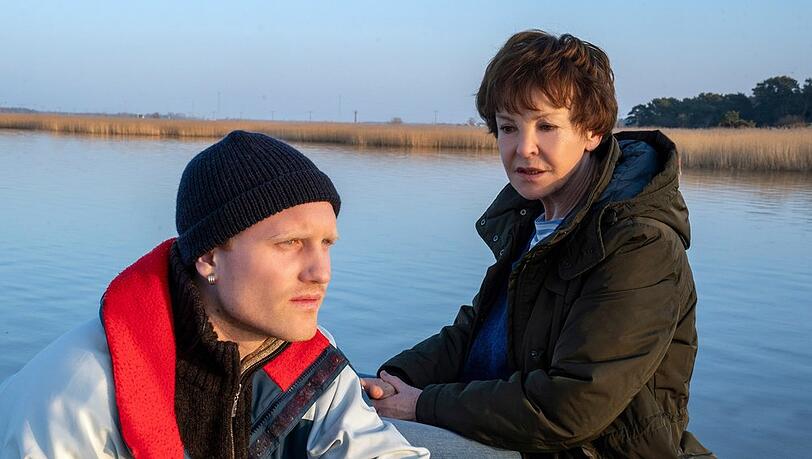 "Geisternetze - Der Usedom-Krimi": Karin Lossow (Katrin Sass, r.) im Gespräch mit Erik Petersen (Sammy Scheuritzel).