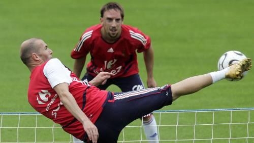 Ein eingespieltes Team: Auch beim Fußball-Tennis während der WM 2006 hatten Franck Ribéry und Zinédine Zidane ihren Spaß. Gibt’s bald eine Fortsetzung in Madrid? Ein eingespieltes Team: Auch beim Fußball-Tennis während der WM 2006 hatten Franck Ribéry und Zinédine Zidane ihren Spaß. Gibt’s bald eine Fortsetzung in Madrid?