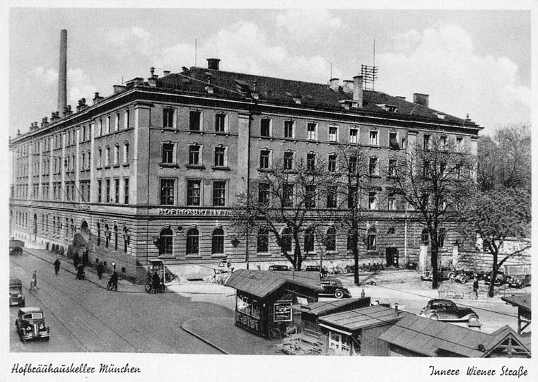 1935: Der Hofbr&auml;ukeller Am Wiener Platz. Links davon in der Inneren Wiener Stra&szlig;e die Brauerei, die hier seit 1896 ihren Sitz gehabt hat.
