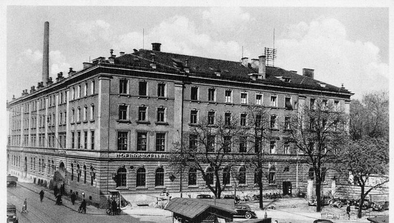 1935: Der Hofbräukeller Am Wiener Platz. Links davon in der Inneren Wiener Straße die Brauerei, die hier seit 1896 ihren Sitz gehabt hat. 1935: Der Hofbräukeller Am Wiener Platz. Links davon in der Inneren Wiener Straße die Brauerei, die hier seit 1896 ihren Sitz gehabt hat.