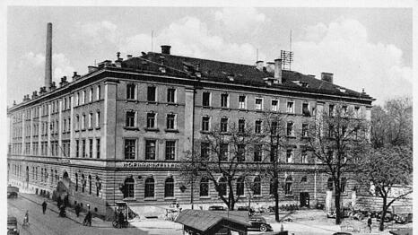 1935: Der Hofbr&auml;ukeller Am Wiener Platz. Links davon in der Inneren Wiener Stra&szlig;e die Brauerei, die hier seit 1896 ihren Sitz gehabt hat.
