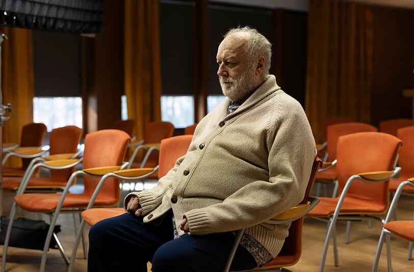 Gustav König (Thomas Thieme) ist ein bekannter Mann in Hannover und darüber hinaus. Er war anerkannter Komponist und gründete eine berühmte Musikschule. Die muss heute ohne ihn auskommen, denn König leidet schon lange unter Demenz und ist mittlerweile verstummt. Kann Charlotte Lindholm irgendwie an ihren Mordverdächtigen herankommen? Gustav König (Thomas Thieme) ist ein bekannter Mann in Hannover und darüber hinaus. Er war anerkannter Komponist und gründete eine berühmte Musikschule. Die muss heute ohne ihn auskommen, denn König leidet schon lange unter Demenz und ist mittlerweile verstummt. Kann Charlotte Lindholm irgendwie an ihren Mordverdächtigen herankommen?