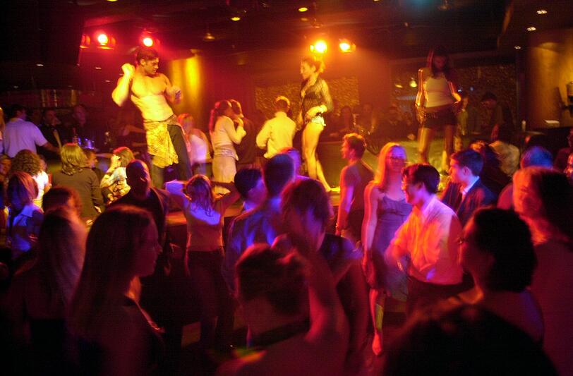 Die Kirschen sind das Kennzeichen für das  Pacha - einen Club mit diesem Namen muss es in jeder Partymetropole geben. Mehr Bilder aus dem Pacha unter:  www.nachtagenten.de