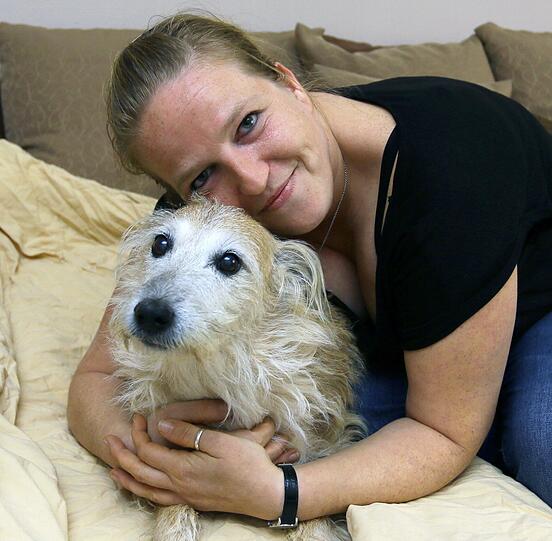 Eine von vielen, denen geholfen wurde: Tanja Riedel (35, Name geändert) ist schwer krank. Trotzdem gilt ihre Sorge ihrer Hündin Coco, deren Leber nicht mehr richtig arbeitet. Um Spezialfutter zu kaufen, hat Tanja Riedel oft am eigenen Essen gespart. Dennoch wusste die Münchnerin lange nicht, wie sie die Tierarztrechnungen bezahlen sollte. Der Futtermittelhersteller Royal Canin und die AZ-Leser haben ihr geholfen: Ein Jahr lang wird Coco mit Diät-Nahrung versorgt. Außerdem konnten die Tierarzt-Kosten beglichen werden.