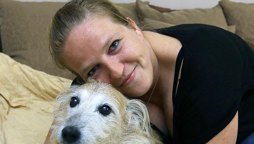 Eine von vielen, denen geholfen wurde: Tanja Riedel (35, Name geändert) ist schwer krank. Trotzdem gilt ihre Sorge ihrer Hündin Coco, deren Leber nicht mehr richtig arbeitet. Um Spezialfutter zu kaufen, hat Tanja Riedel oft am eigenen Essen gespart. Dennoch wusste die Münchnerin lange nicht, wie sie die Tierarztrechnungen bezahlen sollte. Der Futtermittelhersteller Royal Canin und die AZ-Leser haben ihr geholfen: Ein Jahr lang wird Coco mit Diät-Nahrung versorgt. Außerdem konnten die Tierarzt-Kosten beglichen werden. Eine von vielen, denen geholfen wurde: Tanja Riedel (35, Name geändert) ist schwer krank. Trotzdem gilt ihre Sorge ihrer Hündin Coco, deren Leber nicht mehr richtig arbeitet. Um Spezialfutter zu kaufen, hat Tanja Riedel oft am eigenen Essen gespart. Dennoch wusste die Münchnerin lange nicht, wie sie die Tierarztrechnungen bezahlen sollte. Der Futtermittelhersteller Royal Canin und die AZ-Leser haben ihr geholfen: Ein Jahr lang wird Coco mit Diät-Nahrung versorgt. Außerdem konnten die Tierarzt-Kosten beglichen werden.