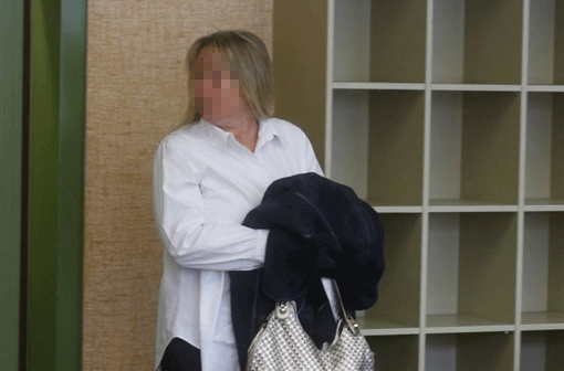Weiße Bluse, schwarze Hose, großer Lederbeutel: Sandra K. (49; Name geändert) im Landgericht.