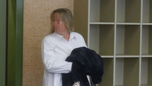 Weiße Bluse, schwarze Hose, großer Lederbeutel: Sandra K. (49; Name geändert) im Landgericht. Weiße Bluse, schwarze Hose, großer Lederbeutel: Sandra K. (49; Name geändert) im Landgericht.