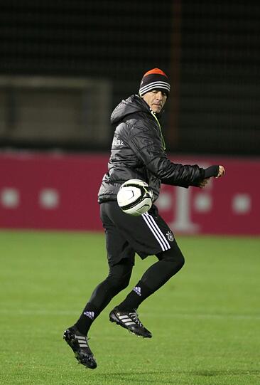Am Dienstagabend war die DFB-Elf zu Gast beim FC Bayern. Die Bilder vom Training an der Säbenerstraße.