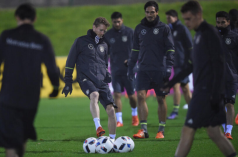 André Schürrle und Mats Hummels mit ihren Nationalmannschaftskollegen beim Training vor dem später abgesagten Länderspiel gegen die Niederlande.