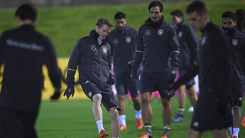 André Schürrle und Mats Hummels mit ihren Nationalmannschaftskollegen beim Training vor dem später abgesagten Länderspiel gegen die Niederlande. André Schürrle und Mats Hummels mit ihren Nationalmannschaftskollegen beim Training vor dem später abgesagten Länderspiel gegen die Niederlande.