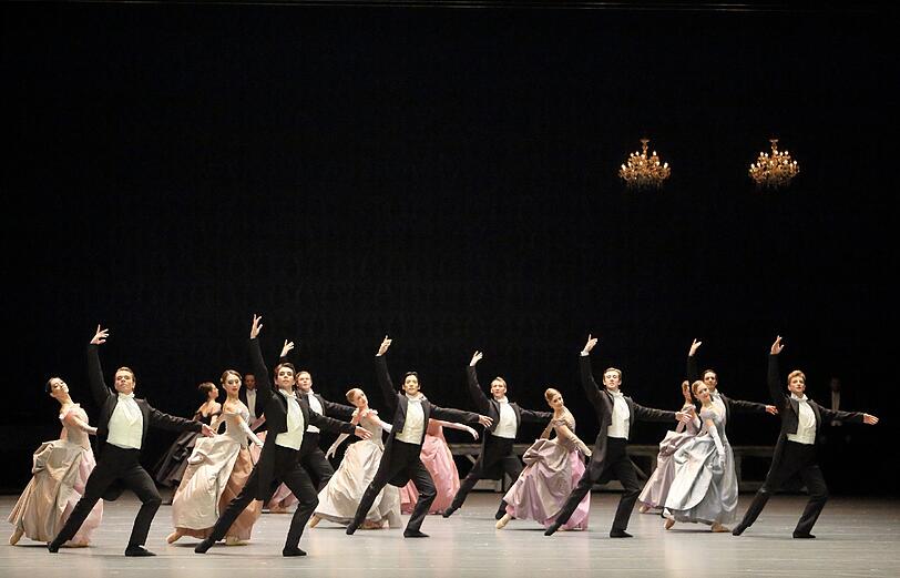 Szenen aus Christian Spucks "Anna Karenina" im Nationaltheater.