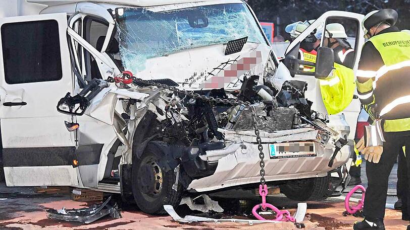 Die Feuerwehr musste den Fahrer aus seinem Führerhaus befreien. Die Bilder vom Unfall auf der A8.