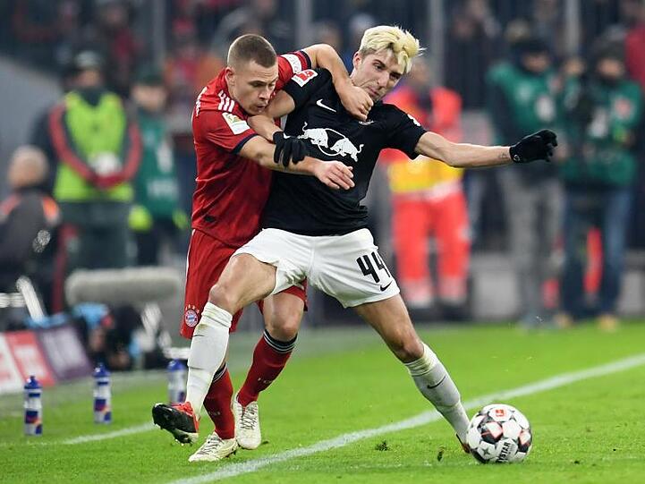 Kevin Kampl (r) von Leipzig und Joshua Kimmich von Bayern kämpfen um den Ball. Foto: Tobias Hase
