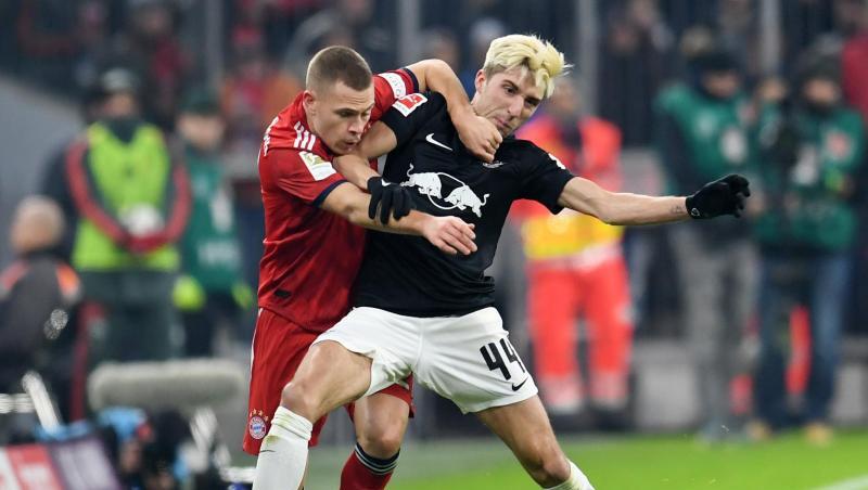 Kevin Kampl (r) von Leipzig und Joshua Kimmich von Bayern kämpfen um den Ball. Foto: Tobias Hase Kevin Kampl (r) von Leipzig und Joshua Kimmich von Bayern kämpfen um den Ball. Foto: Tobias Hase