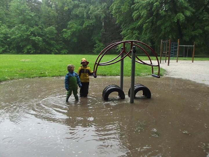 Selbst eine Riesenpfütze kann den Spass am Spielplatz nicht verderben.
