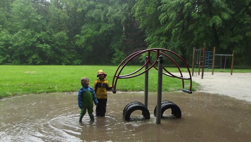 Selbst eine Riesenpfütze kann den Spass am Spielplatz nicht verderben. Selbst eine Riesenpfütze kann den Spass am Spielplatz nicht verderben.