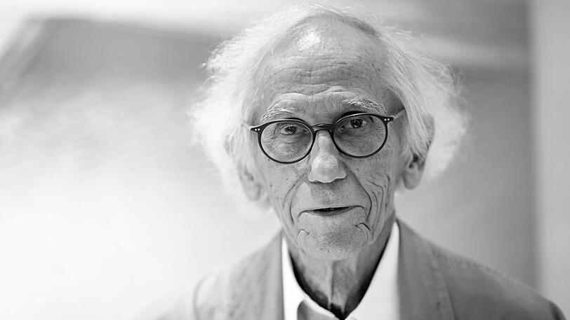 Der Künstler Christo, der vor 25 Jahren auch das Reichstagsgebäude in Berlin verhüllte, ist tot. Er starb im Alter von 84 Jahren.