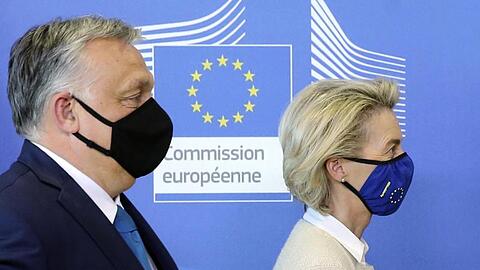 Beim neuen ungarischen Gesetz zu Informationsrechten Jugendlicher komplett unterschiedlicher Meinung: Ungarns Ministerpräsident Viktor Orban und EU-Kommissionspräsidentin Ursula von der Leyen.