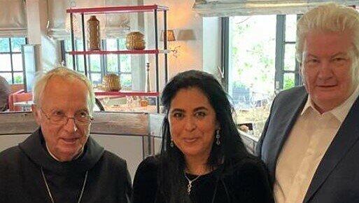 Nagia El-Sayed und Sigmund Gottlieb mit Notker Wolf (l.) bei Käfer.