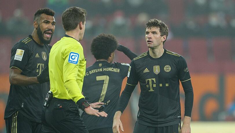 Thomas Müller diskutiert mit Schiedsrichter Daniel Siebert.