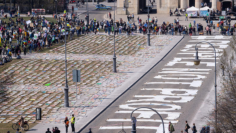 Bei der Kundgebung am Münchner Königsplatz nahmen laut Veranstalter 2.000 Menschen teil. Bei der Kundgebung am Münchner Königsplatz nahmen laut Veranstalter 2.000 Menschen teil.