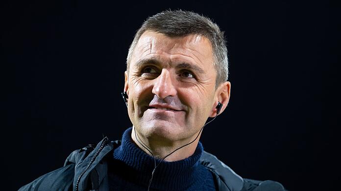 Trainer Michael Köllner von München kommt vor dem Spiel in das Stadion.