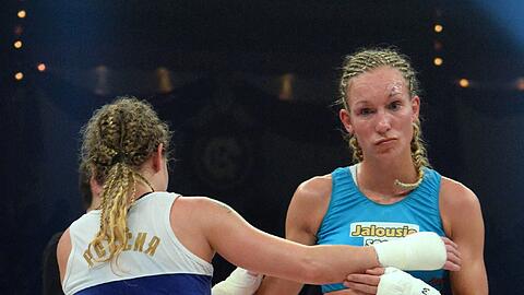 Kickboxerin Christine Theiss hat im vorletzten Kampf ihrer erfolgreichen Karriere die erste Niederlage kassiert und den WM-Gürtel verloren. Die 33-Jährige unterlag der Russin Olga Stawrowa nach Punkten. Theiss, die Ende des Jahres aufhören wird, will eine Revanche.