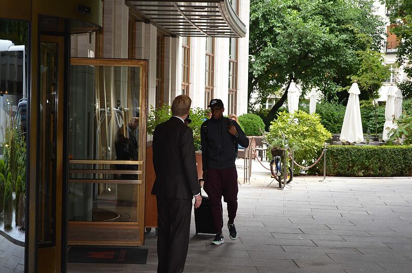 Ankunft im Charles Hotel. Die Deutsche Nationalmannschaft bereitet sich in München auf das Länderspiel gegen Österreich vor.