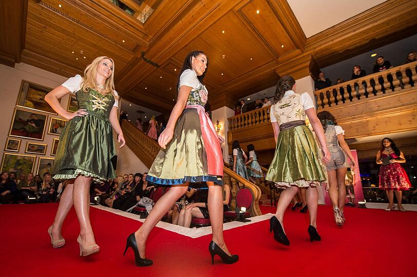 Kandidatinnen der Wahl zur Miss Bayern 2014 gehen am 15.11.2013 im Dirndl über den Laufsteg im Hotel Maximilian in Bad Griesbach.