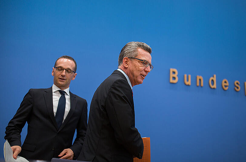 Bundesjustizminister Heiko Maas und Bundesinnenminister Thomas de Maiziere bei der Vorstellung des Entwurfs.
