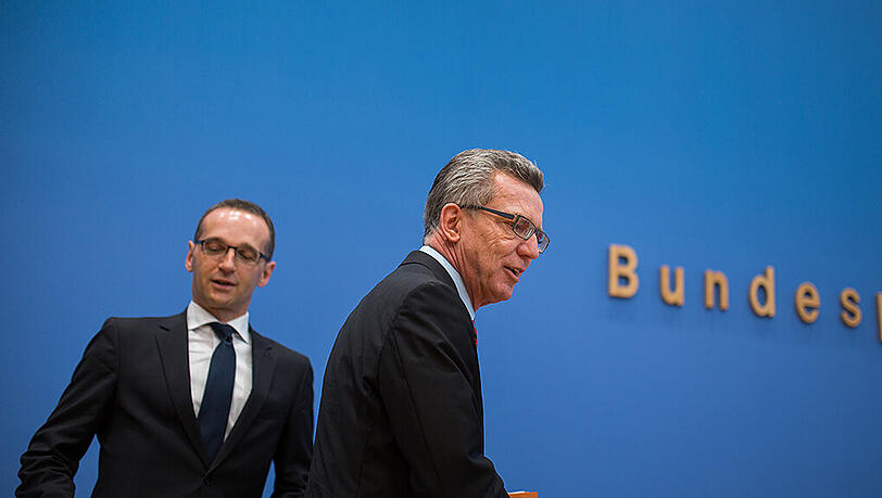 Bundesjustizminister Heiko Maas und Bundesinnenminister Thomas de Maiziere bei der Vorstellung des Entwurfs. Bundesjustizminister Heiko Maas und Bundesinnenminister Thomas de Maiziere bei der Vorstellung des Entwurfs.