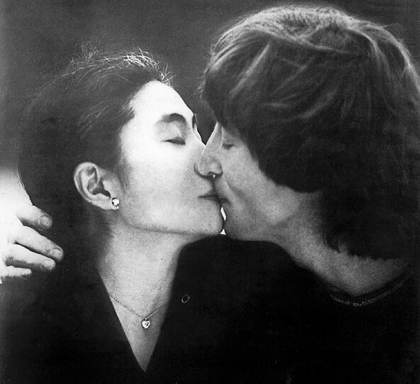 Inniger Kuss: Auf der Vorderseite der letzten Lennon-Platte "Double Fantasy" küssen sich Yoko Ono und John Lennon.