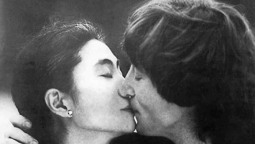 Inniger Kuss: Auf der Vorderseite der letzten Lennon-Platte "Double Fantasy" küssen sich Yoko Ono und John Lennon. Inniger Kuss: Auf der Vorderseite der letzten Lennon-Platte "Double Fantasy" küssen sich Yoko Ono und John Lennon.
